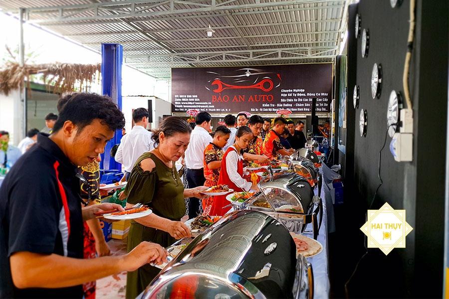 Khách mời dùng tiệc một cách thoải mái