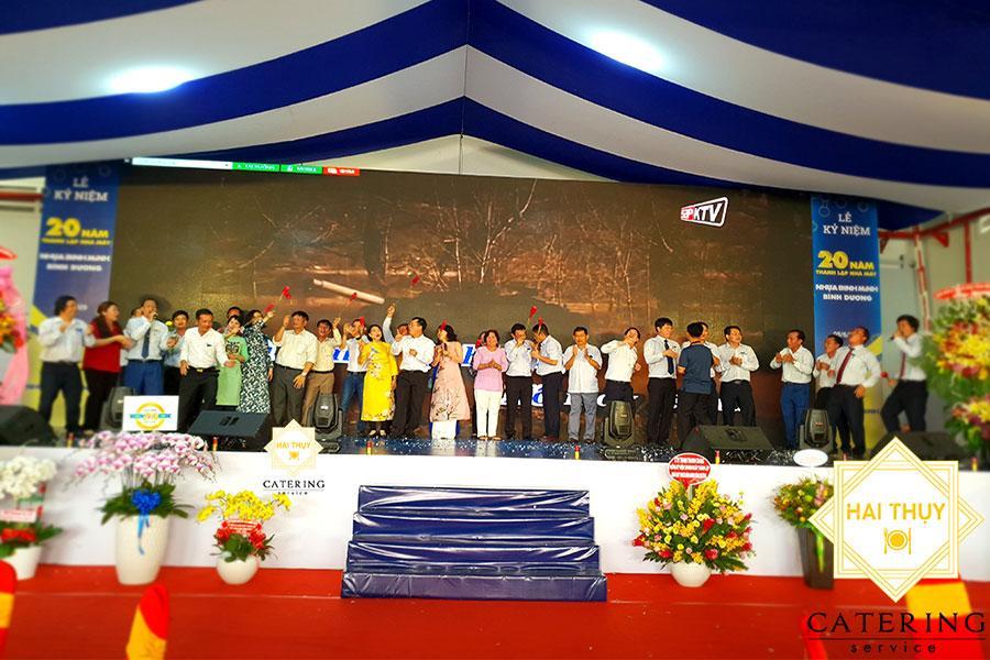 Những giây phút vui vẻ như thế này luôn hiện hữu trong buổi tiệc tại công ty